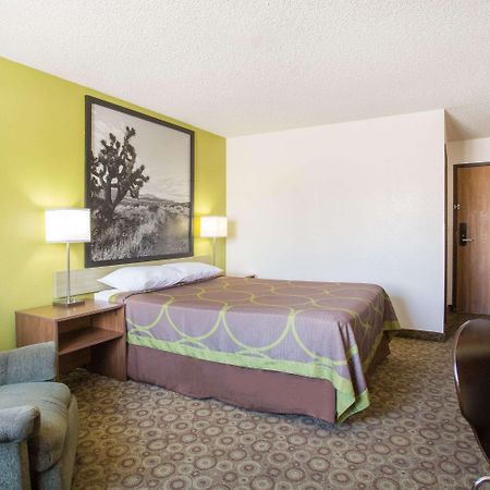 Super 8 By Wyndham Kingman Hotel Exterior photo