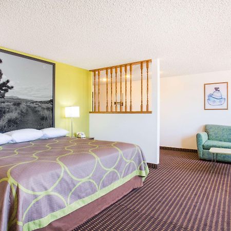 Super 8 By Wyndham Kingman Hotel Exterior photo