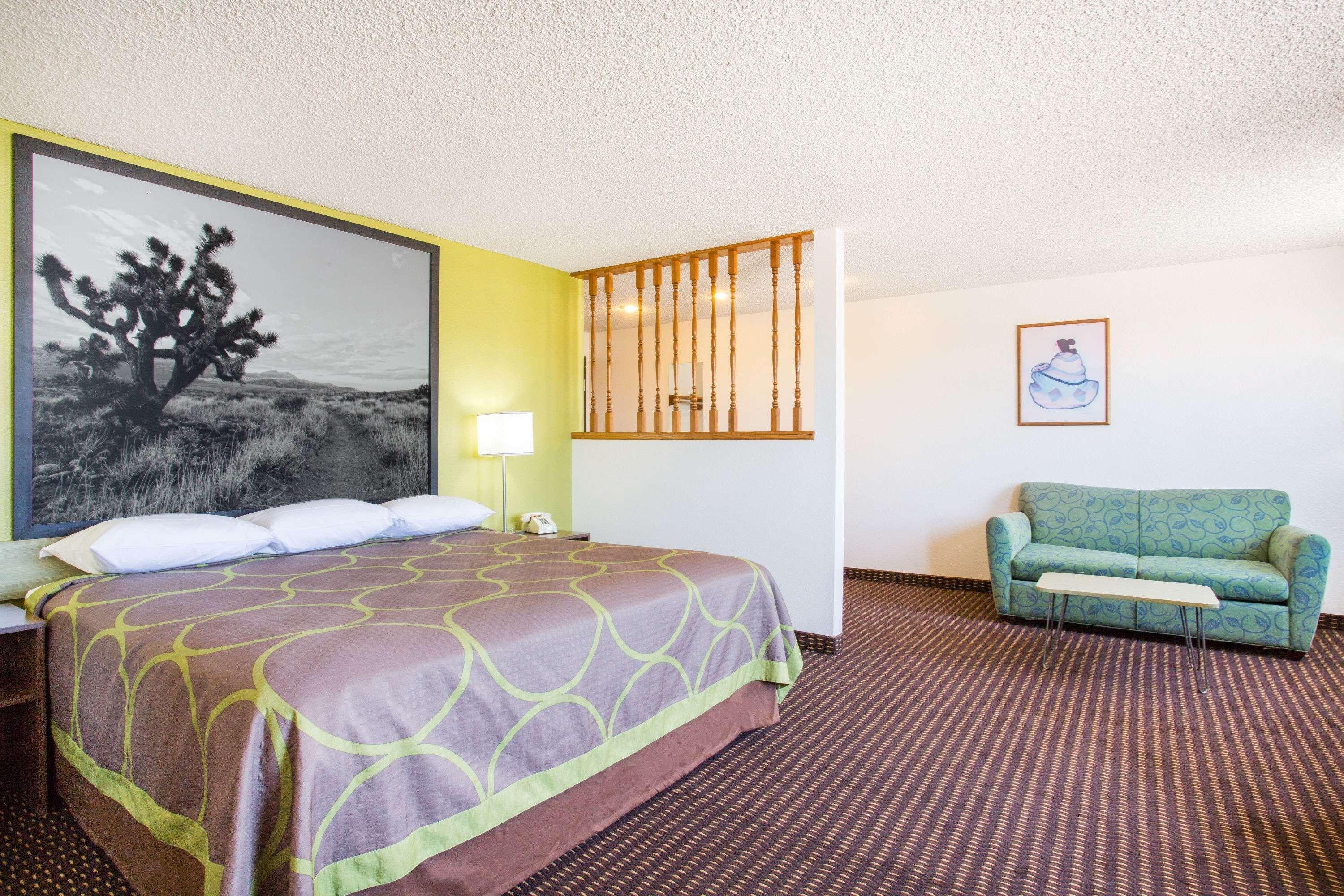 Super 8 By Wyndham Kingman Hotel Exterior photo